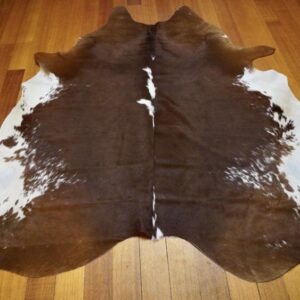 RIch Chestnut Tones - Beautiful Markings - A Lovely Cowhide Rug