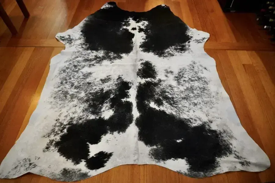 Stunning Navaho Markings - A Striking Speckle Park Cowhide Rug